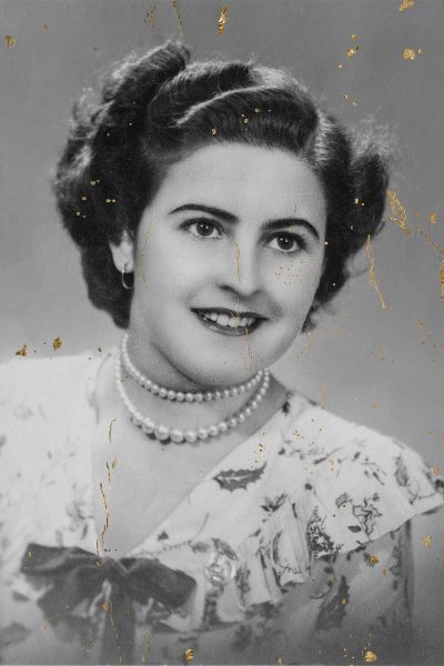 Realizar una fotografía no es solamente la obtención de una imagen nueva, también puede ser la recuperación de un archivo histórico. Cuando en 2017, asesoré y colaboré en la recuperación del acervo fotográfico de un museo fui consciente de las heridas que hongos, bacterias y otras patologías dejan en negativos, placas de vidrio, copias de papel, etc… y pensé en la manera de integrar esas marcas indelebles que el tiempo ha impreso y en cómo crear una nueva obra.
El azar me reveló un exiguo archivo fotográfico familiar, imágenes dañadas por el tiempo, cicatrices de una historia que no acabo de entender. Extrapolo la técnica del Kintsukuori*, a esas fotografías antiguas para “reconstruir” una historia que se me escapa, aplicando pan de oro en todas aquellas marcas que el tiempo y la mala conservación han dejado en las imágenes de aquellos que me precedieron. Cicatrices emocionales, heridas no tangibles perpetuadas en imágenes que no siempre logro identificar en un intento de recomponer la memoria.
Paradójicamente los ficheros más dañados y que fotográficamente menos sirven, acaban siendo a los que más oro aplico y por tanto los que más valor acaban teniendo.
He fotografiado las imágenes y posteriormente han sido impresas en papel Hahnemühle Photo Rag Ultra Smooth 308g/m2 con aplicación de pan de oro. Medidas: 20x30cm c.u.
El proceso me ha llevado incluso a diseñar la herramienta con la cual aplico el adhesivo para conseguir el trazado deseado.
*Kintsukuroi, es una técnica japonesa basada en el arte de arreglar las fisuras o fracturas de la cerámica rota con laca y polvo de oro. La fractura no se oculta, se realza.