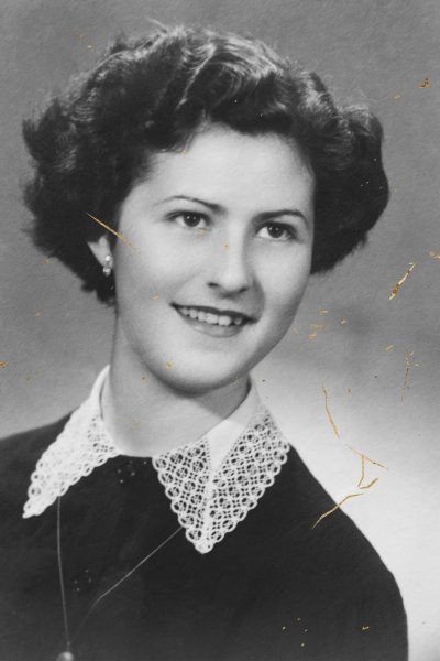 Realizar una fotografía no es solamente la obtención de una imagen nueva, también puede ser la recuperación de un archivo histórico. Cuando en 2017, asesoré y colaboré en la recuperación del acervo fotográfico de un museo fui consciente de las heridas que hongos, bacterias y otras patologías dejan en negativos, placas de vidrio, copias de papel, etc… y pensé en la manera de integrar esas marcas indelebles que el tiempo ha impreso y en cómo crear una nueva obra.
El azar me reveló un exiguo archivo fotográfico familiar, imágenes dañadas por el tiempo, cicatrices de una historia que no acabo de entender. Extrapolo la técnica del Kintsukuori*, a esas fotografías antiguas para “reconstruir” una historia que se me escapa, aplicando pan de oro en todas aquellas marcas que el tiempo y la mala conservación han dejado en las imágenes de aquellos que me precedieron. Cicatrices emocionales, heridas no tangibles perpetuadas en imágenes que no siempre logro identificar en un intento de recomponer la memoria.
Paradójicamente los ficheros más dañados y que fotográficamente menos sirven, acaban siendo a los que más oro aplico y por tanto los que más valor acaban teniendo.
He fotografiado las imágenes y posteriormente han sido impresas en papel Hahnemühle Photo Rag Ultra Smooth 308g/m2 con aplicación de pan de oro. Medidas: 20x30cm c.u.
El proceso me ha llevado incluso a diseñar la herramienta con la cual aplico el adhesivo para conseguir el trazado deseado.
*Kintsukuroi, es una técnica japonesa basada en el arte de arreglar las fisuras o fracturas de la cerámica rota con laca y polvo de oro. La fractura no se oculta, se realza.