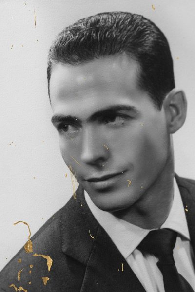 Realizar una fotografía no es solamente la obtención de una imagen nueva, también puede ser la recuperación de un archivo histórico. Cuando en 2017, asesoré y colaboré en la recuperación del acervo fotográfico de un museo fui consciente de las heridas que hongos, bacterias y otras patologías dejan en negativos, placas de vidrio, copias de papel, etc… y pensé en la manera de integrar esas marcas indelebles que el tiempo ha impreso y en cómo crear una nueva obra.
El azar me reveló un exiguo archivo fotográfico familiar, imágenes dañadas por el tiempo, cicatrices de una historia que no acabo de entender. Extrapolo la técnica del Kintsukuori*, a esas fotografías antiguas para “reconstruir” una historia que se me escapa, aplicando pan de oro en todas aquellas marcas que el tiempo y la mala conservación han dejado en las imágenes de aquellos que me precedieron. Cicatrices emocionales, heridas no tangibles perpetuadas en imágenes que no siempre logro identificar en un intento de recomponer la memoria.
Paradójicamente los ficheros más dañados y que fotográficamente menos sirven, acaban siendo a los que más oro aplico y por tanto los que más valor acaban teniendo.
He fotografiado las imágenes y posteriormente han sido impresas en papel Hahnemühle Photo Rag Ultra Smooth 308g/m2 con aplicación de pan de oro. Medidas: 20x30cm c.u.
El proceso me ha llevado incluso a diseñar la herramienta con la cual aplico el adhesivo para conseguir el trazado deseado.
*Kintsukuroi, es una técnica japonesa basada en el arte de arreglar las fisuras o fracturas de la cerámica rota con laca y polvo de oro. La fractura no se oculta, se realza.