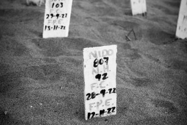 A finales de octubre los corrales de incubación del Santuario Tortuguero están a plena ocupación. Cada nido está identificado con un numero correlativo según su extracción, la fecha de captura y de eclosión probable y con el número de huevos de la puesta